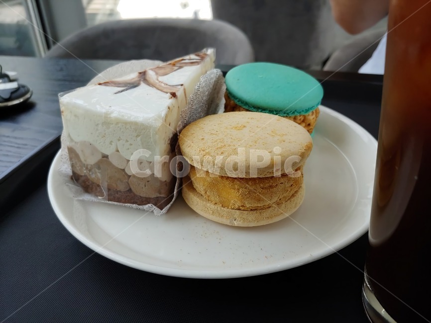 케익,마카롱,카페,헤이리마을,파주,여유로운,감각,트렌드,커피,접시,초코케익,인절미마카롱,조리퐁마카롱,색감,조화로운,달달한,달달,달콤한,부드러운,치즈케익,디저트,간식,후식,dessert,snack