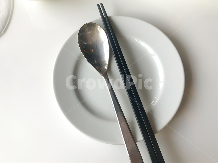 접시,그릇,숟가락,젓가락,깨끗한,식탁,테이블,비어있는,레스토랑,식당,기다림,깔끔한,플레이팅,spoon,chopstick,white,흰,흰색,eat,wating,plate,dish,table,restaurant,clean,사물,물건,오브젝트,thing,object,matter