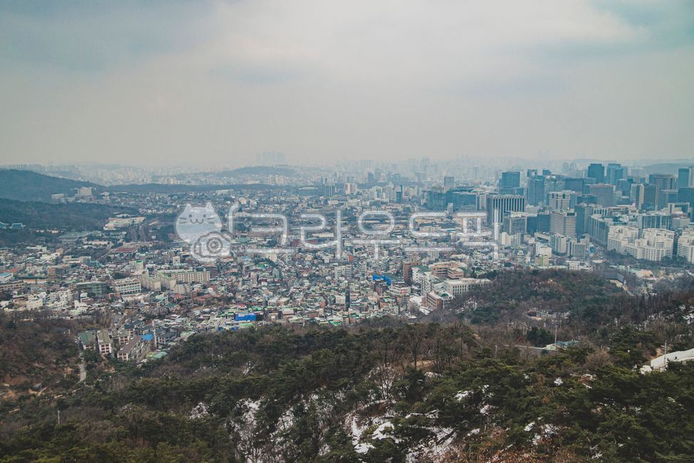 Inwangsan,Inwangsan peak,Seoul view,Seoul scenery,Seoul city scenery,cloudy day,fine dust,Seoul fine dust,Jongno-gu,Seodaemun-gu,mountain climbing,Inwangsan mountain climbing,climbing,mountain,mountaineering club,sunlight,snowy mountain,s