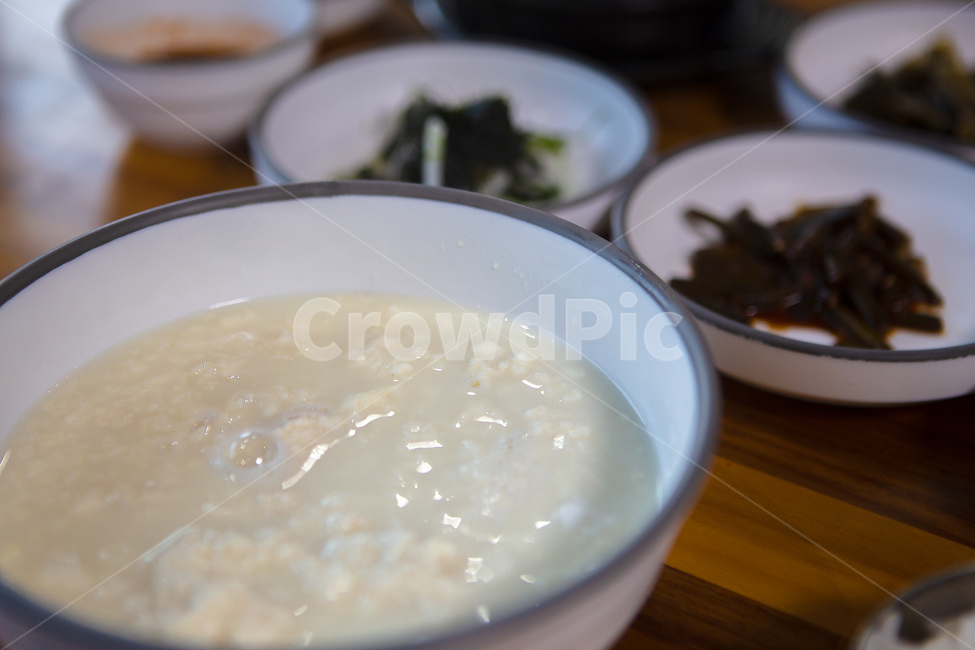 순두부,밥상,반찬,두부,음식,식당,집밥,나물,식사,장단콩,고단백,식물성,단백질,콩,가공식품,가공,한식,한국음식,식당음식,요리,전통음식,향토음식,무침,밥,쌀밥,공기밥,공기,숟가락,젓가락,수저,그릇,접시,김치,된장찌게,사발,찌게,뚝배기,dish,bowl,rice,meal,cuisine