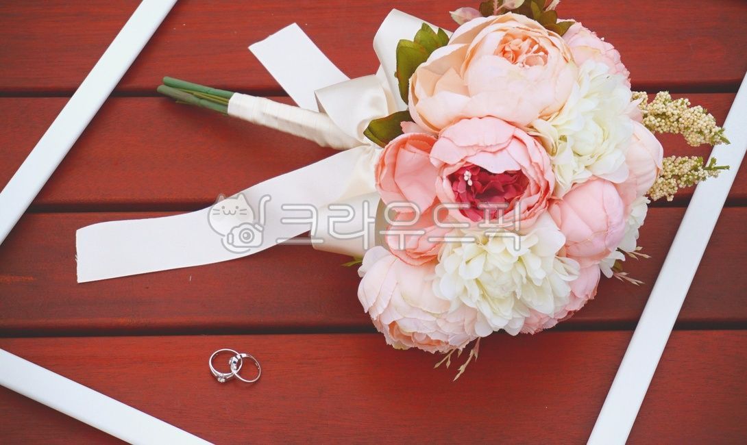 웨딩,결혼반지,부케,결혼,꽃,나무배경,꽃부케,흰색프레임,흰색액자,분홍색꽃,꽃꽂이,flowerbouquet