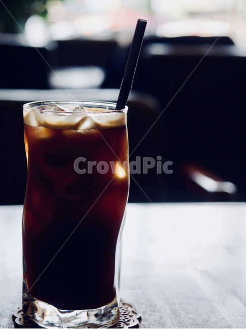커피,아이스커피,아이스아메리카노,아메리카노,시원한음료,음료,여름음료,빨대,얼음,카페,크레마,컵,유리컵,배경,블랙커피,커피,카페,coffee,cafe