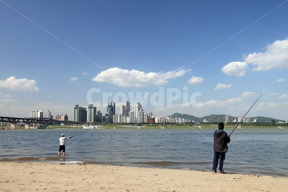 낚시,강,강낚시,민물,민물낚시,한강,도시,도심,건물,빌딩,고층빌딩,스카이라인,하늘,구름,배경,백그라운드,취미,레저,아파트,풍경,도시풍경,강가,사람,남자,파도,서울,한국