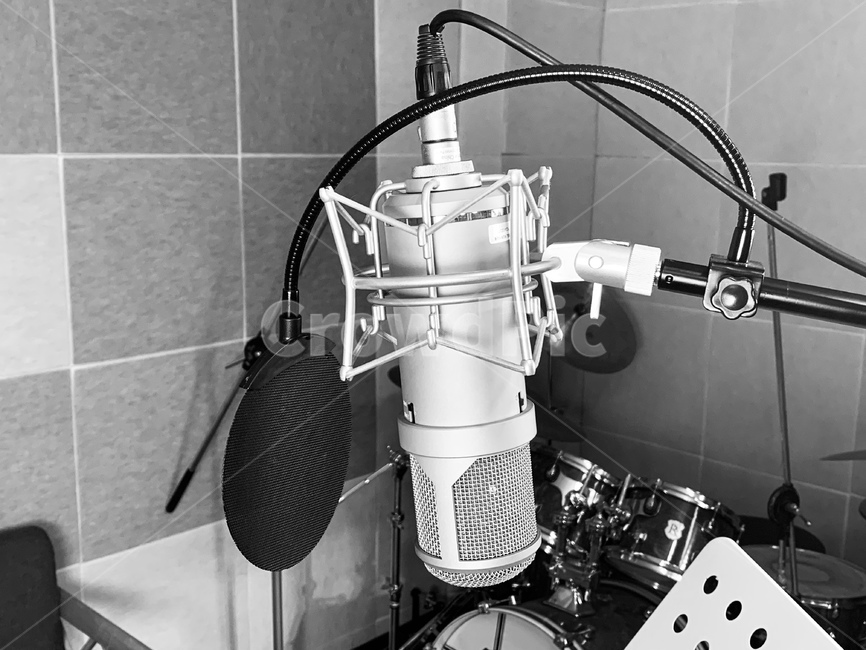 마이크,콘덴서마이크,녹음실,스튜디오,유튜버,흑백,모노톤,monochrome,black and white,악기,음향기기,musical instrument,musical equipment
