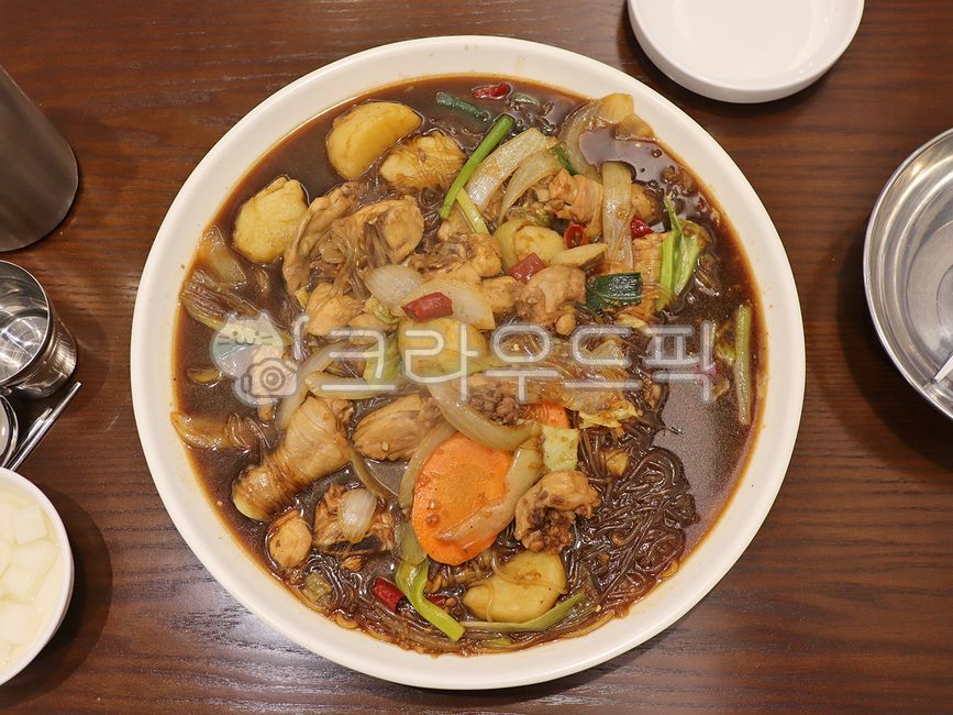 chicken,Chicken dishes,Jjimdak,Korean cuisine,Chicken doritang,Andong Jjimdak,koreafood,food,meal,Korean food,Plating,cooking,koreanfood