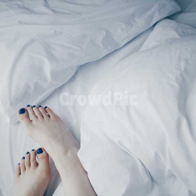 여성,발,메니큐어,흰색,침대,이불,베개,침구,신체일부,몸,body