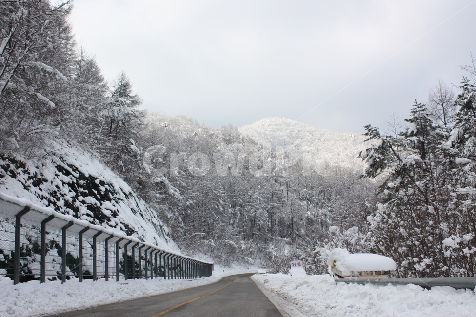 겨울,산,눈,도로,바위,풍경,겨울풍경,하늘,겨울,계절,winter,season,자연,풍경,nature,landscape,한국자연풍경,한국자연경관,korea nature landscape,outdoors,옥외