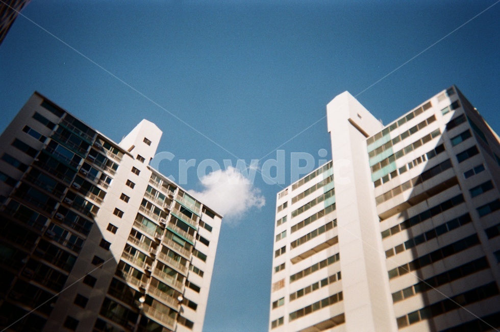 아파트,하늘,구름한점,그늘,집,도시,풍경,city,landscape,한국도시풍경,한국도시경관,korea cityscape,건축물,건물외관,exterior,building,structure,architecture,construction,건물,시티,high rise,고층 건물,town,urban,어반,apartment building,condo,콘도,housing,주택