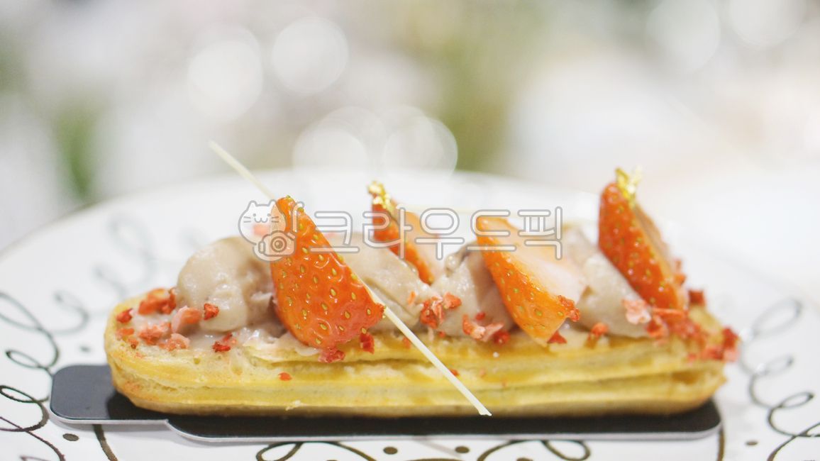 bread,dessert,brunch,strawberry