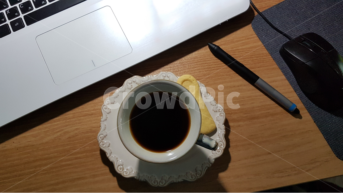 야근,사무실,노트북,커피,책상,간식,마우스,근무,사물,밤,야간,night,overtime,office,desk,coffee,cookie,mouse,laptop,산업,industry,industrial,정보통신기술,전자기기,전자제품,it,information,technology,electronic equipment,비즈니스,사업,business,service,work