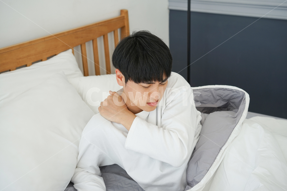 남성,남자,침대,침실,방,실내,이불,아침,기상,어깨,사람,인물,인간,human,person,남성,남자,man,male