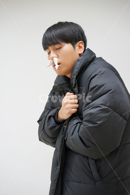 남성,남자,패딩,추위,강추위,한파,겨울,콧물,휴지,코감기,감기,겨울,계절,winter,season,사람,인물,인간,human,person,남성,남자,man,male,건강,헬스웨어,헬스케어,healthware,health care