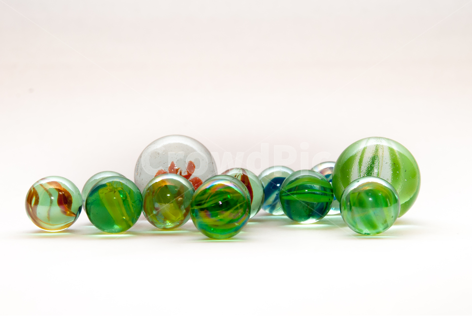 구슬,수정구슬,누끼,구슬치기,놀이,배경,전통놀이,유리구슬,투명,다마,원,원형,동그라미,보석,초록,갈색,수정,사물,물건,오브젝트,thing,object,matter,누끼,remove background