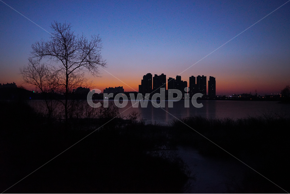호수,여명,해돋이,새벽,감성,겨울,계절,풍경,야경,밤,풍경,nightscape,night,landscape,도시,city,실루엣,그림자,silhouette,shadow,nature,자연,dusk,황혼,outdoors,옥외,dawn,red sky,붉은 하늘,sky,하늘,sunset,일몰