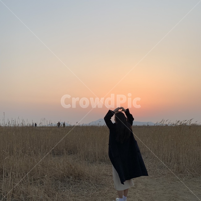 부산,다대포해수욕장,일몰,뒷모습,하트,사람,인물,인간,human,person,여성,여자,woman,female,lady,여행,휴가,traveling,vacation,trip