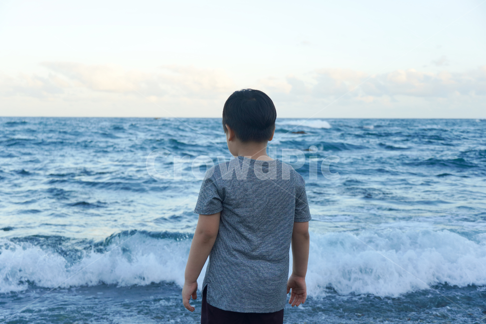 아들,파도,푸른하늘,바다,sea,ocean,배경사진,human,인간,person,사람,느낌,feeling,구름,감성,outdoors,옥외,어린이,어린아이,child,children,kid