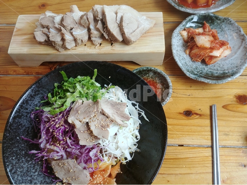 수육,보쌈,비빔국수,비빔면,비빔,삶은고기,고기,음식,식재료,요리,food,cook,meal,dishes,food reserves,육류,고기,meat