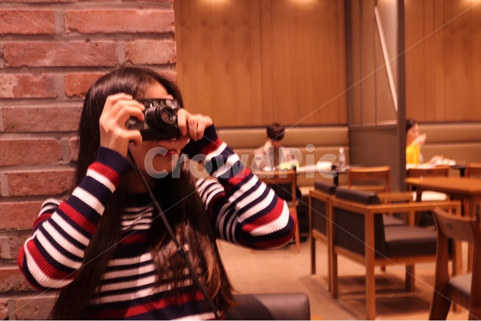 필름카메라,사진찍는여자,앉아있는여자,필카,사진찍는