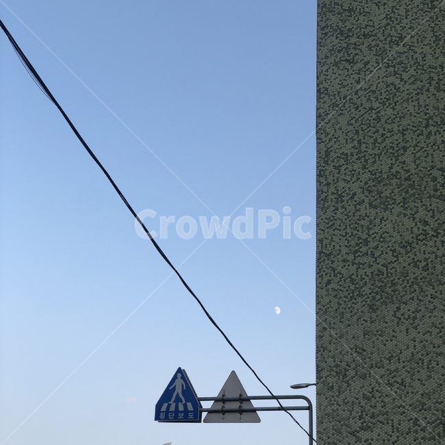 하늘,달,안내표지,횡단보도,가을하늘
