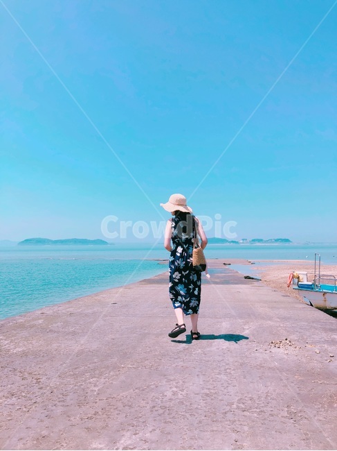 바다,해안가,여름,산책,바닷가,대부도,해변,휴식,휴가,방학,하늘,평화로운,편안한,힐링,치유,여유,여행,여행지,자연풍경,계절,사람,인물,인간,여성,여자,원피스,까만원피스,모자,챙넓은모자,파란,푸른,맑은,sea,coast,summer,walk,beach,break,vacation,sky,peaceful,comfortable,healing,leisure,travel,naturalscenery,season,person,woman,onepiece,blackdress,hat,widehat,blue,clear,뒷모습,여름,계절,summer,season,사람,인물,인간,human,person,여성,여자,woman,female,lady,여행,휴가,traveling,vacation,trip
