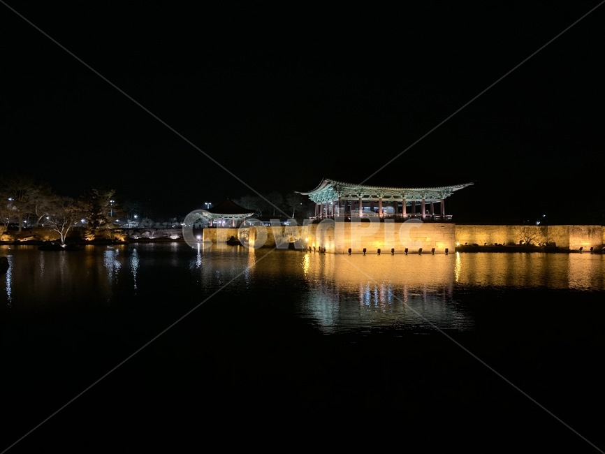 안압지,동궁과월지,경주,야경,문화재,랜드마크,야경코스,야경,밤,풍경,nightscape,night,landscape,한국전통,한국문화,korean traditional,korean culture,랜드마크,landmark,tourist attraction,한국랜드마크,한국관광지,한국명소,korea landmark,korea tourist attraction,water,물