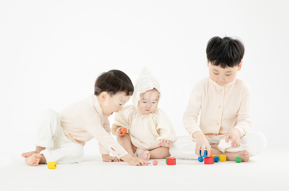 play,siblings,sibling,family,Childrens Day,toy