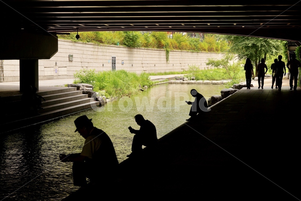 청계천,서울,종로,시냇물,여름,seoul,summer,season,river,cool,인물실루엣,사람실루엣,character silhouette,human silhouette,person,사람,human,인간,outdoors,옥외,water,물