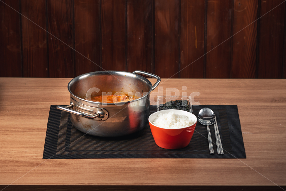 김치찌개,김치,흰쌀밥,찌개,매콤한,매운,뜨거운,뜨끈한,햄찌개,밥상,수저,젓가락,숟가락,kimchi,stew,pot,hot,traditional,spicy,meal,dinner,jjigae,steam,tasty,delicious,chili,kimchijjigae,chopsticks,음식,식재료,요리,food,cook,meal,dishes,food reserves,한식,한국음식,한국요리,korean food,korean dishes,korean meal,korean cook