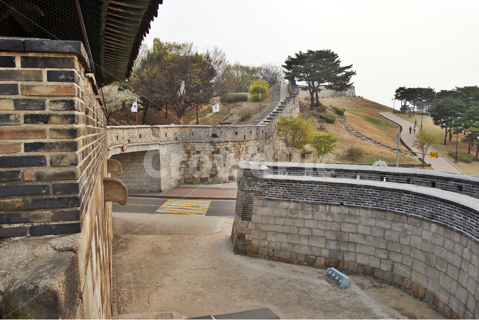 화서문,옹성,방어시설,성곽,성벽,수원화성,화성,유네스코세계문화유산,조선시대,서문,한국전통,한국문화,korean traditional,korean culture,건축물,건물외관,exterior,building,structure,architecture,construction