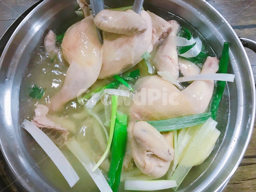 닭한마리,육수,닭고기,닭다리,보양식,맛집,안주,대파,국물,음식,음식,식재료,요리,food,cook,meal,dishes,food reserves,육류,고기,meat,한식,한국음식,한국요리,korean food,korean dishes,korean meal,korean cook