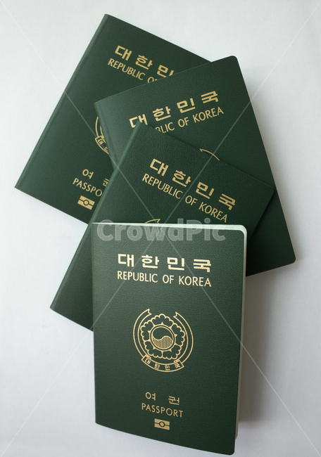 passport,id,business,card,citizen,emigration,identification,identity,international,korea,pass,republicofkorea,security,신분증,여권,한국여권,대한민국여권,사물,물건,한국,대한민국,여행,표지,겉면,비지니스,녹색,그린,초록색,흰배경,다수,여러개,많은,여행,휴가,traveling,vacation,trip