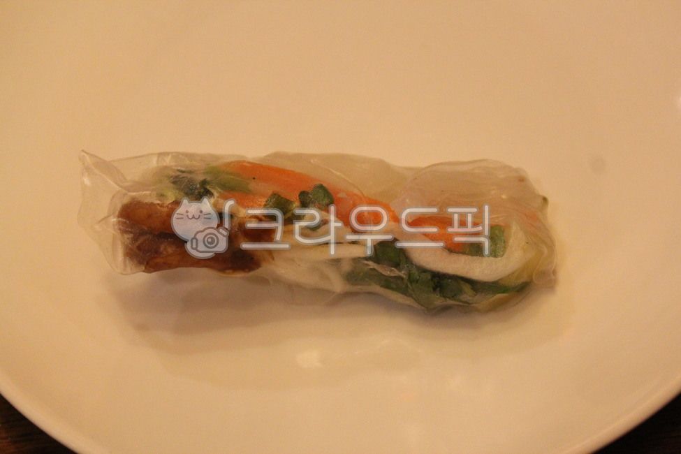 cabbage,onion,rice paper,rice noodles,tomato,vegetable,pork,pimento,paprika,Vietnamese food,healthy food,Vietnamese spring roll,carrot