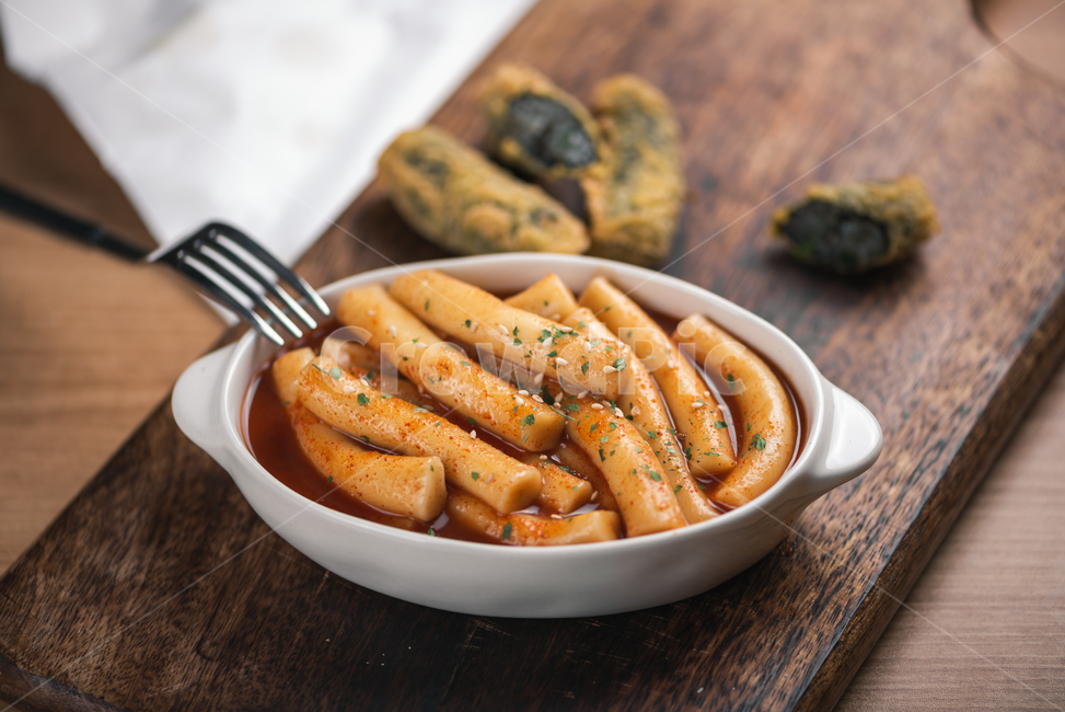 떡볶이,김말이,김말이튀김,매운떡볶이,떡보끼,스낵,분식,tteokbokki,stirfriedricecakes,가래떡,매콤한,매운,참깨,포크,나무도마,음식,식재료,요리,food,cook,meal,dishes,food reserves,한식,한국음식,한국요리,korean food,korean dishes,korean meal,korean cook,감성,sensible,feeling