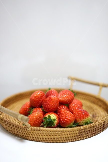 딸기,strawberry,과일,음식,겨울철과일,빨강,레드,red,베리,라탄,바구니,신선,스트로베리,음식,식재료,요리,food,cook,meal,dishes,food reserves,과일,열매,fruit