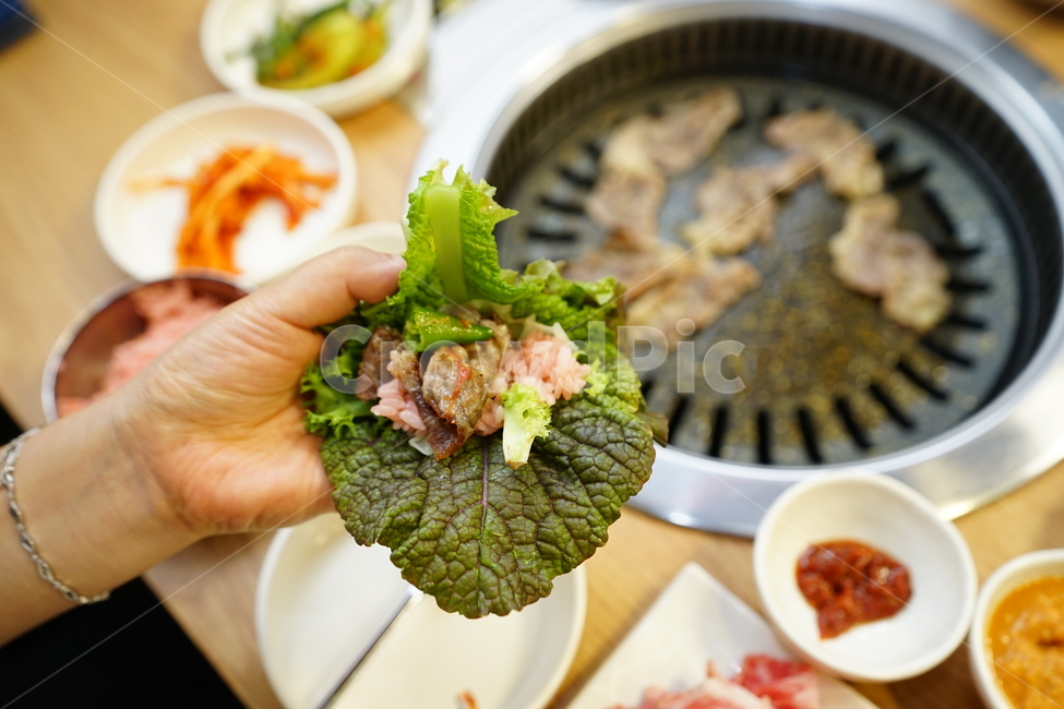 고기,차돌박이,육류,육식,안주,술안주,푸드,음식,안줏거리,안주거리,꼬기,구이,먹거리,술자리,한식,사람,인물,인간,human,person,신체일부,몸,body,음식,식재료,요리,food,cook,meal,dishes,food reserves,육류,고기,meat