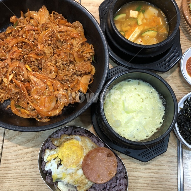제육볶음,한식,달걀찜,된장찌개,한정식,식사