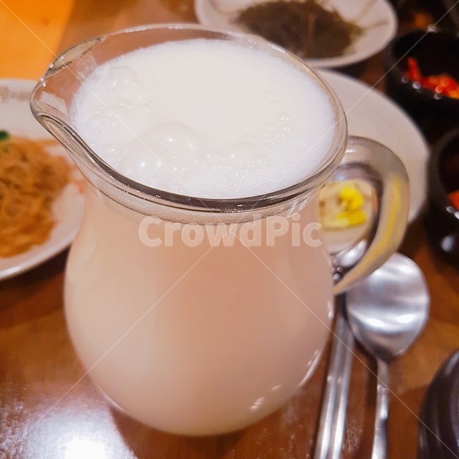 막걸리,술,밤막걸리,음식,파전,거제,먹거리,요리,식재료,한국문화,한국전통,전통,돼지고기,발효술,발효,유리컵,묵은지