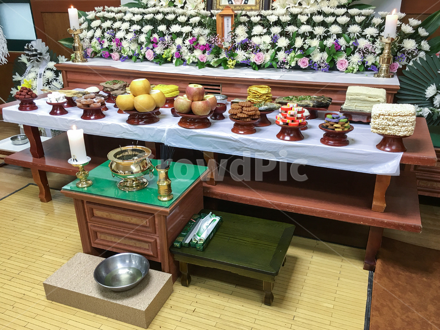 장례식장,장례,죽음,장사,제사,음식,초,촛불,향,과일,의례,의식,초상,초상집,상가,문상,상식,빈소,영정,관습,장례문화,풍습,유교문화,관혼상제,전통,엄숙한,조용한,제례,양초,장례음식,제사음식,상조,조문실,국화,분향,슬픔,한국전통,한국문화,korean traditional,korean culture