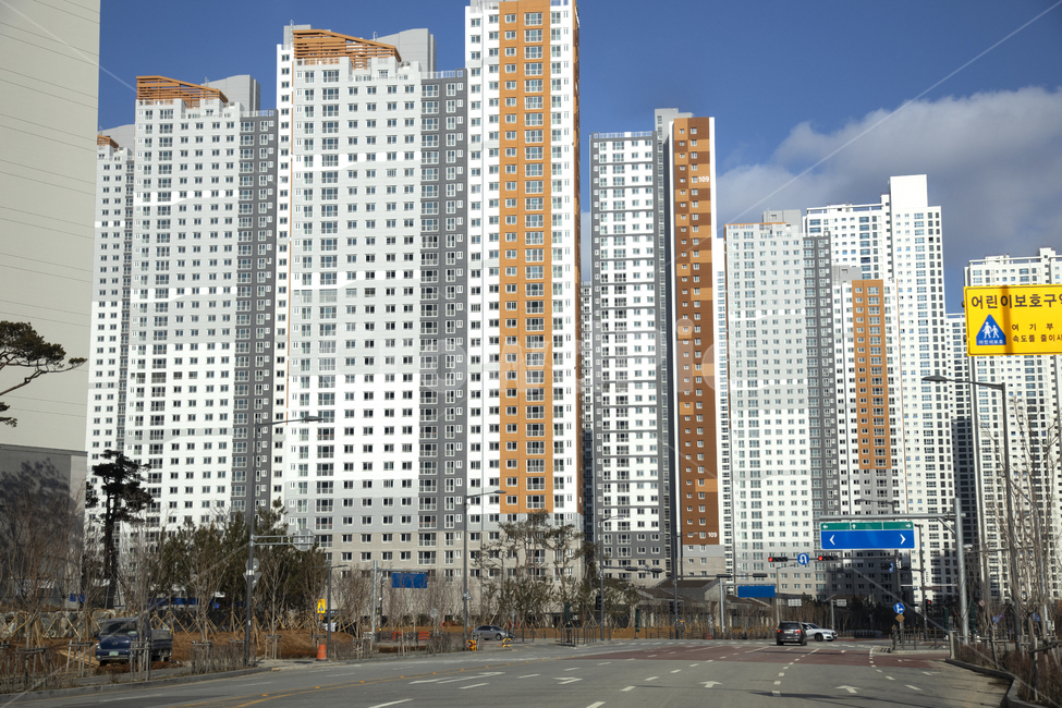빌딩,건물,아파트,맨션,고층아파트,도시풍경,도시경관,도시,시티,단지,고층빌딩,고층건물,거리,거리풍경,시가지,주택,주택가,주택지,주거,부동산,아파트단지,하늘,푸른하늘,파란하늘,맑음,맑은날씨,쾌청,화창,맑은하늘,건축물,시설,블루,파랑,청색,풍경,경치,창문,산업,도로,교통표지판,차선,어린이보호구역,가로수,가로등,자동차,신호등,도시,풍경,city,landscape,한국도시풍경,한국도시경관,korea cityscape