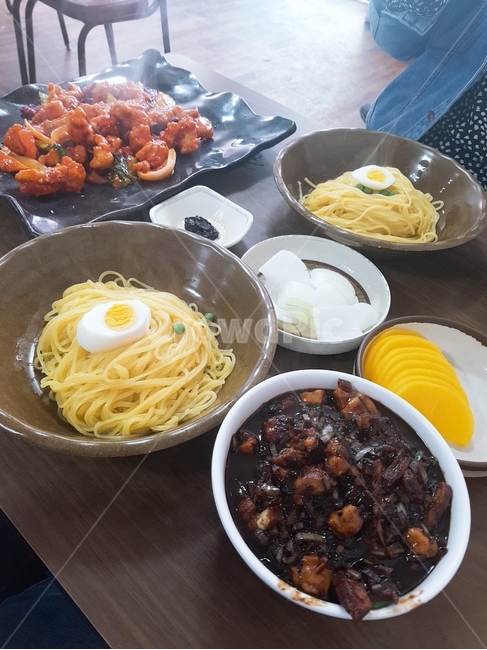 짜장면,탕수육,양파,단무지,점심,중국집,중화요리,음식,식재료,요리,food,cook,meal,dishes,food reserves,중식,중국음식,중화요리,chinese food,chinese dishes,chinese meal,chinese cook