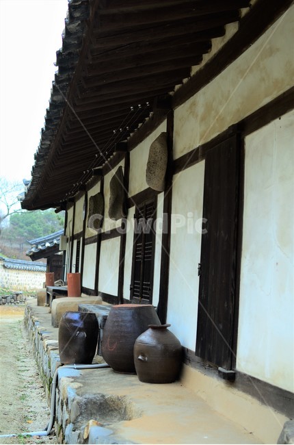 전통가옥,양반가옥,한옥,기와집,목조기와집,한국문화,한국건축문화,뒤꼍,항아리,둥구미,한국전통,전통문화,한국전통,한국문화,korean traditional,korean culture,건축물,건물외관,exterior,building,structure,architecture,construction