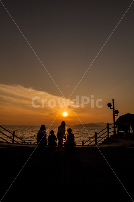 석양,가족,바다,여행,인천,월미도,앞바다,실루엣,sunset,ocean,landscape,orange,evening,sky,sun,sea,water,beach,sunlight,travel,sunrise,wave,summer,yellow,nature,beautiful,sunsetview,love,people,family,child,사람,인물,인간,human,person,가족,패밀리,family,인물실루엣,사람실루엣,character silhouette,human silhouette,햇빛,dawn,새벽,자연,red sky,붉은 하늘,하늘,outdoors,옥외,일몰,dusk,황혼,handrail,난간,banister