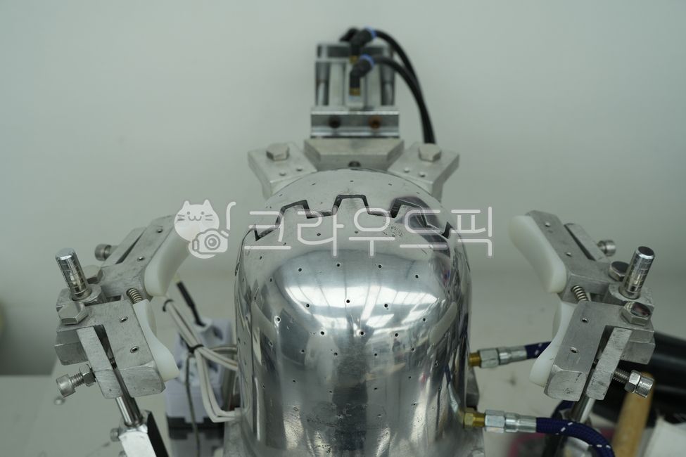 금속가공기계,산업용프레스,금속프레스금형,프레스금형장비,자동차부품금형,판금성형기,금속성형장비,유압프레스,산업용지그,고정클램프,금속가공설비,공장가공라인,금형디테일,금속표면가공,산업용클램핑장치,제조라인설비,금형셋업,프레스작업대,판금가공현장,산업기계디테일