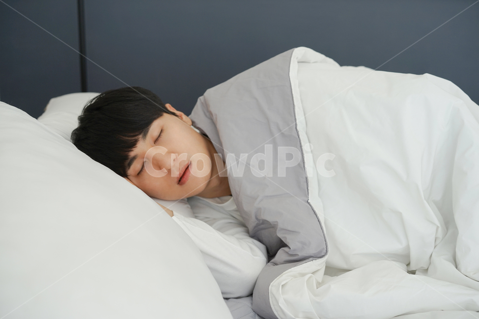 침대,이불,침실,방,남자,남성,수면,취침,잠,낮잠,늦잠,사람,인물,인간,human,person,남성,남자,man,male