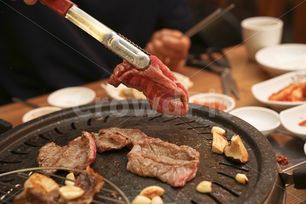 식사,고기,소고기,술자리,모임,육류,소,먹방,푸드,구이,만남,육즙,육질,맛집,풍미,한끼,한잔,갈비,색감,음식,식재료,요리,food,cook,meal,dishes,food reserves,육류,고기,meat,한식,한국음식,한국요리,korean food,korean dishes,korean meal,korean cook