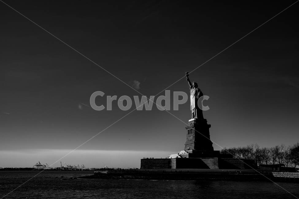 america,american,blue,city,famous,freedom,history,island,landmark,liberty,manhattan,monument,national,new,ny,nyc,sculpture,sky,statue,symbol,thestatueofliberty,torch,tourism,travel,usa,york,기념물,자유의여신상,뉴욕,미국,여신상,자유,심볼,흑백,랜드마크,landmark,tourist attraction,세계랜드마크,해외랜드마크,외국랜드마크,world landmark,world tourist attraction