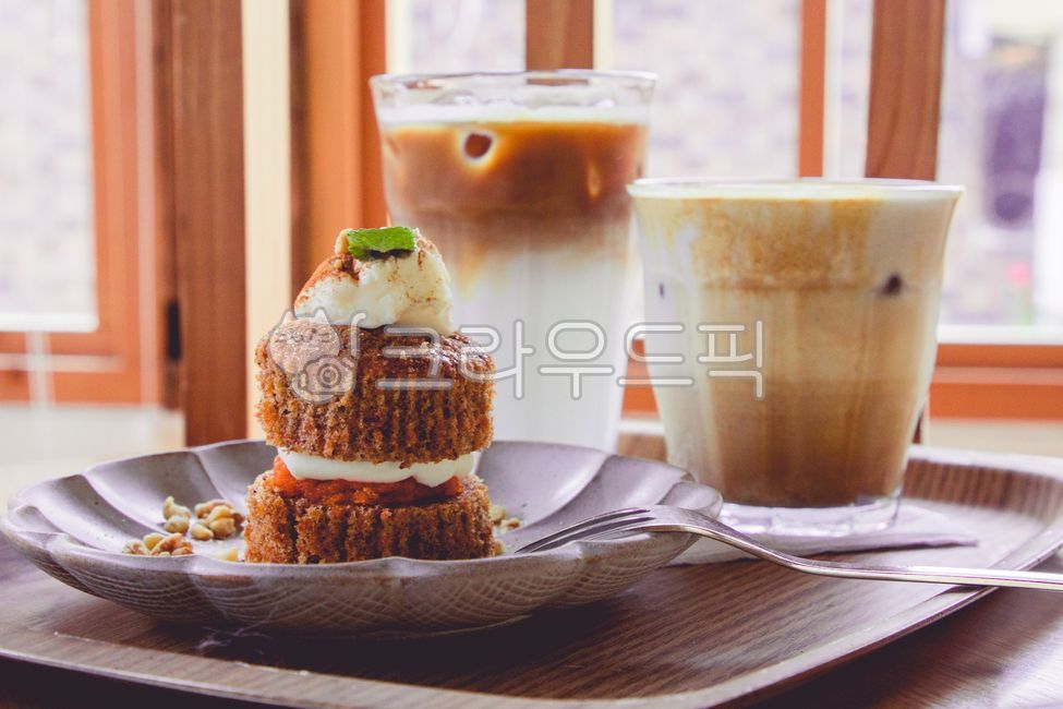카페,케이크,음료,라떼,당근케이크,접시,포크,호두,당근,coffee,latte,cake,cafe,food,cup,carrot,background