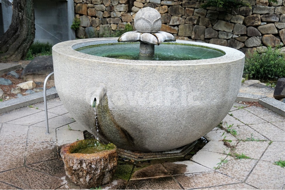 약수,물,돌,돌담,돌조각상,spring,stone,stonwall,조각상,동상,석상,조형물,statue,bronze statue,stone statue