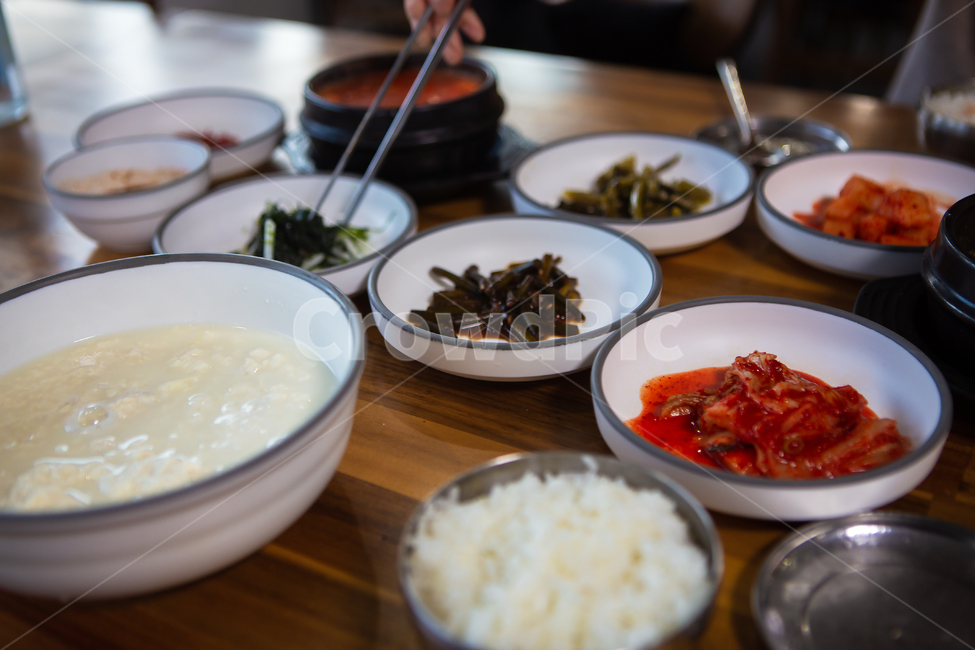 순두부,밥상,반찬,두부,음식,식당,집밥,나물,식사,장단콩,고단백,식물성,단백질,콩,가공식품,가공,한식,한국음식,식당음식,요리,전통음식,향토음식,무침,밥,쌀밥,공기밥,공기,숟가락,젓가락,수저,그릇,접시,김치,된장찌게,사발,찌게,뚝배기
