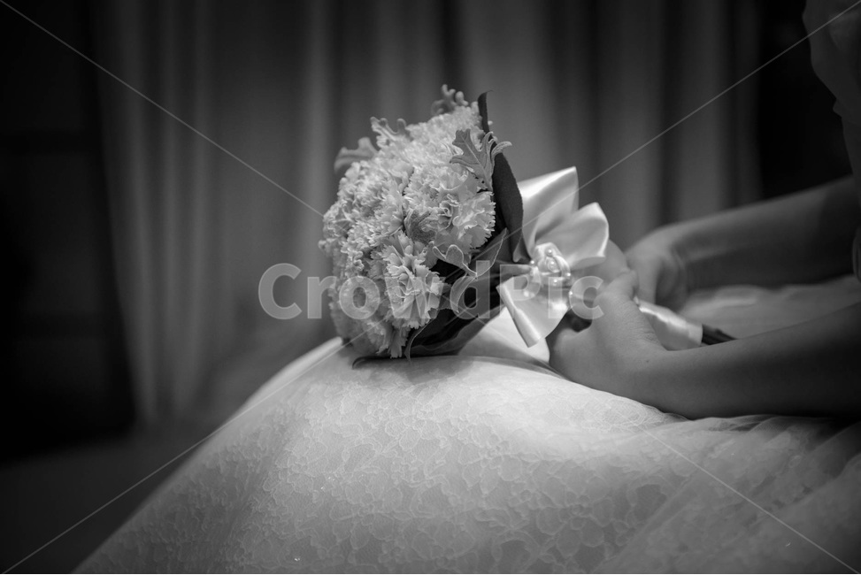 결혼식,부케,웨딩,신부,꽃,설레임,혼인,사랑,행복,wedding,flower,꽃,flower,사람,인물,인간,human,person,신체일부,몸,body,여성,여자,woman,female,lady,결혼,혼례,웨딩,wedding,marriage,marry,기념일,축하,anniversary,congratulation,celebrate,celebration,흑백,모노톤,monochrome,black and white